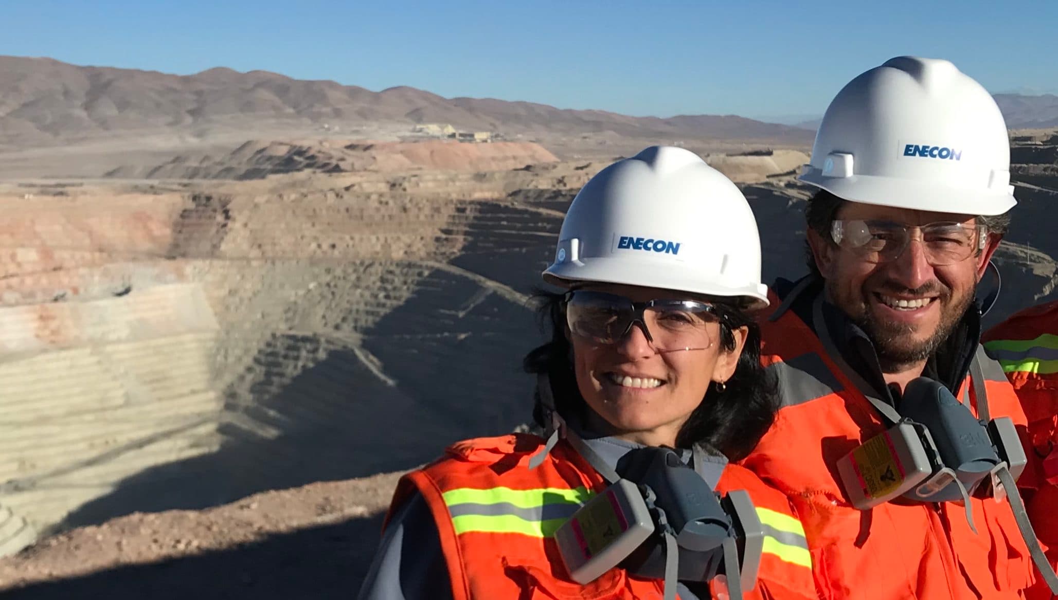 Fundadores de ENECON Chile en terreno, junto a equipos industriales protegidos con sistemas poliméricos