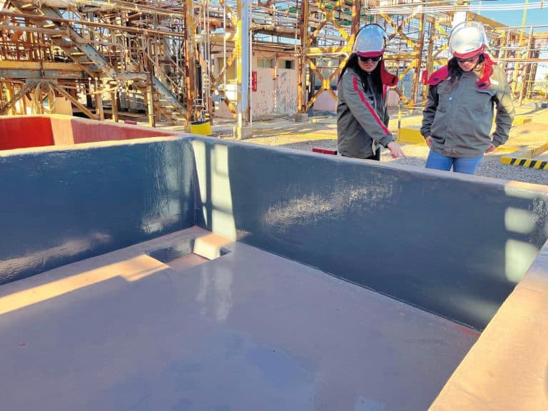 Cuadrilla ENECON aplicando revestimiento CHEMCLAD en pretiles de Enaex